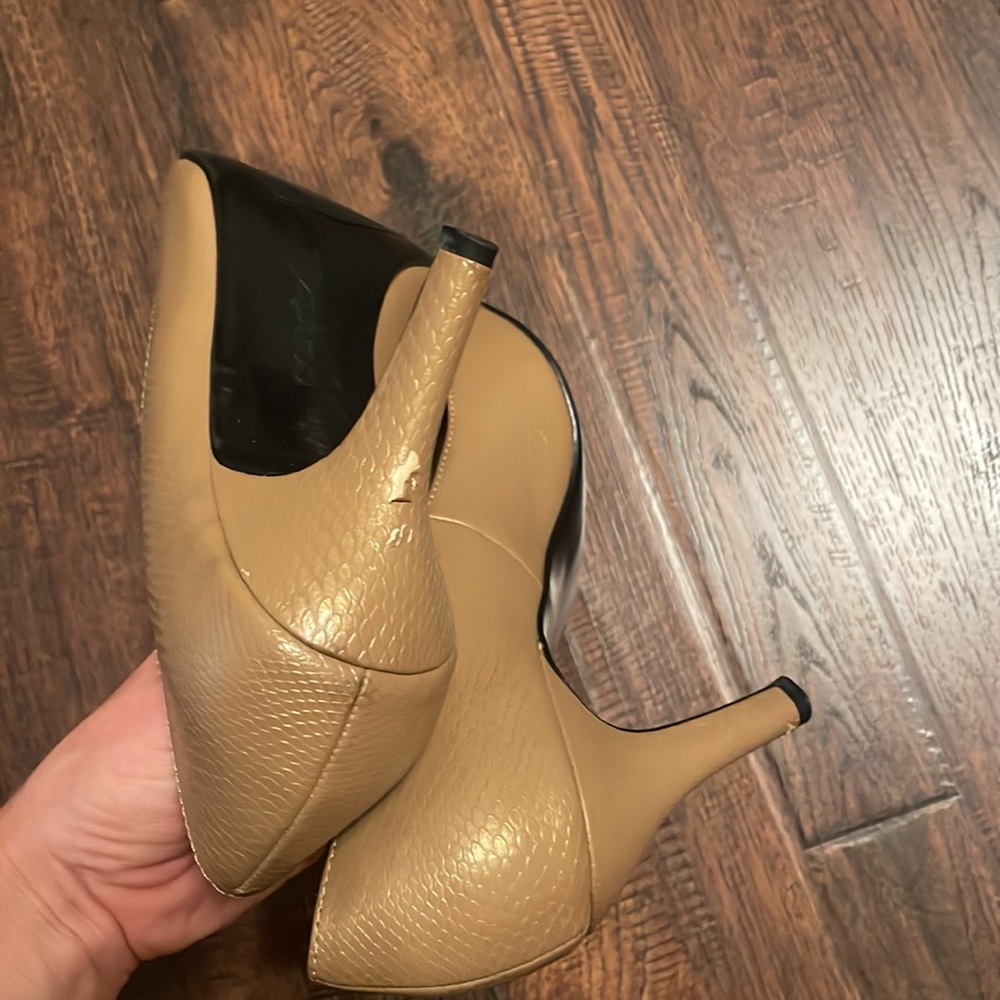 Cabrizi tan/gold heels size 8.5 - Picture 7 of 9